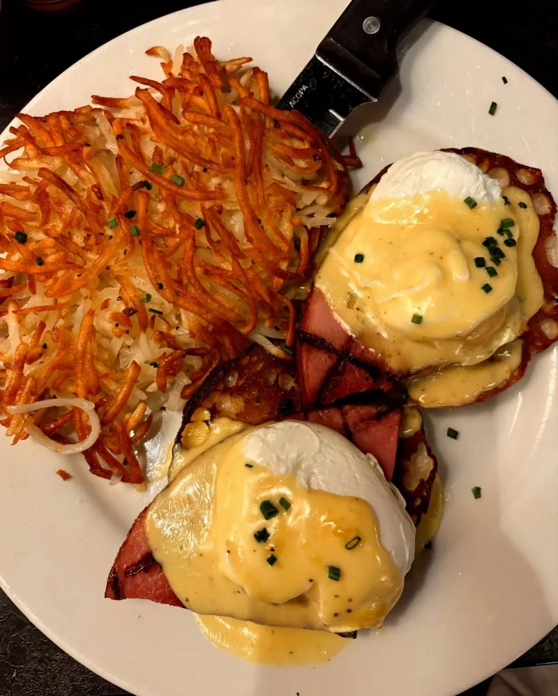 Brunch and breakfast dining in Edina